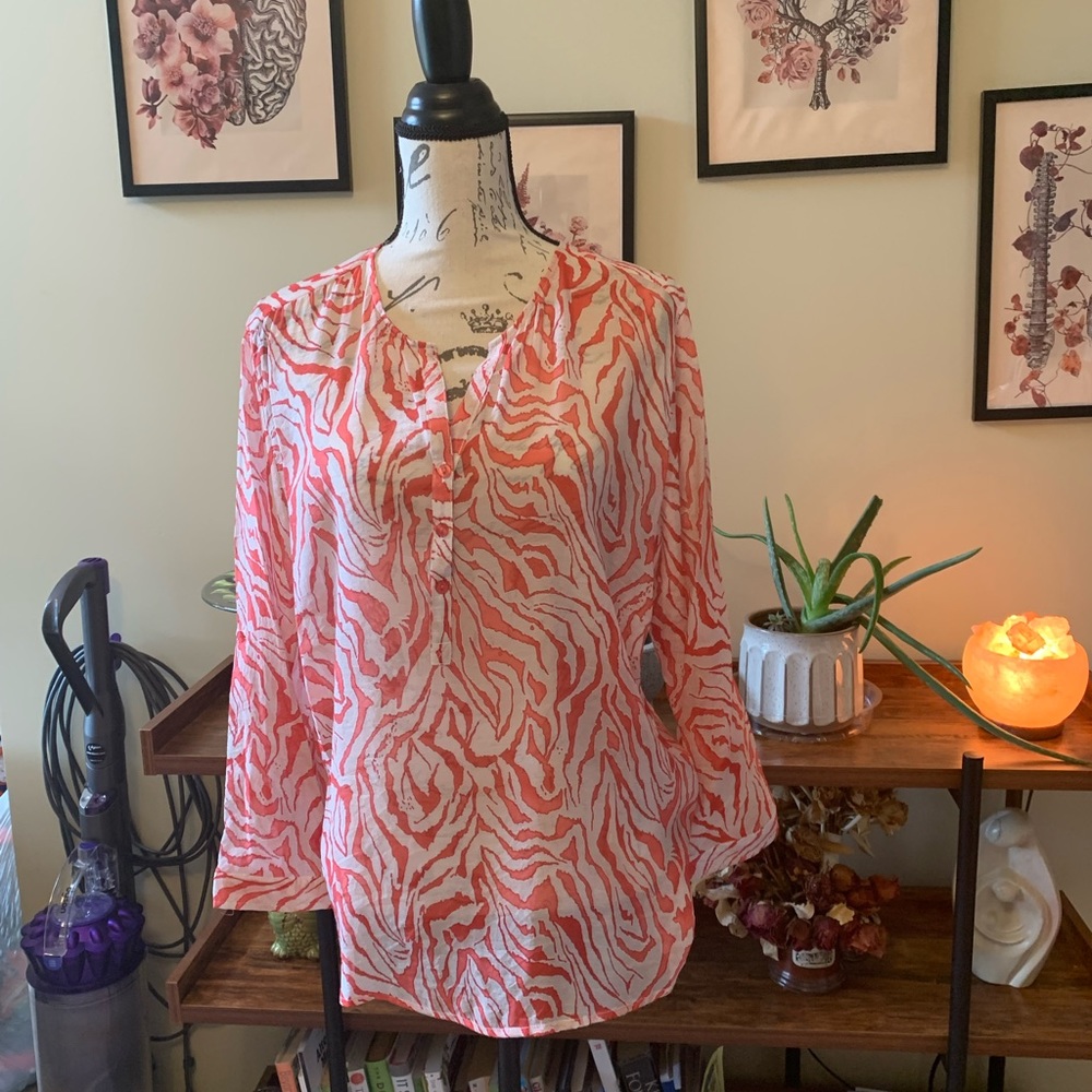 Absolutely beautiful red & white flowy shirt!
